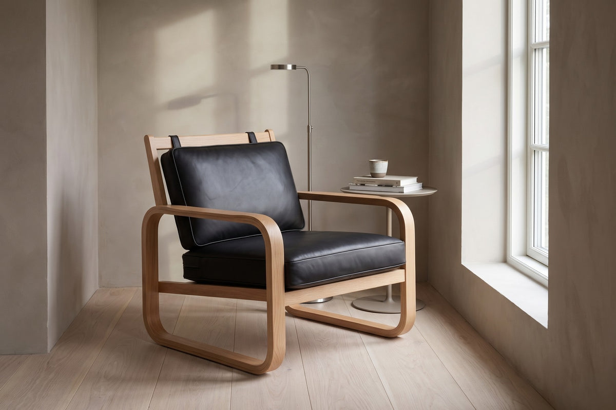Étretat Bentwood Lounge Chair in Black / Natural Oak, in a living space