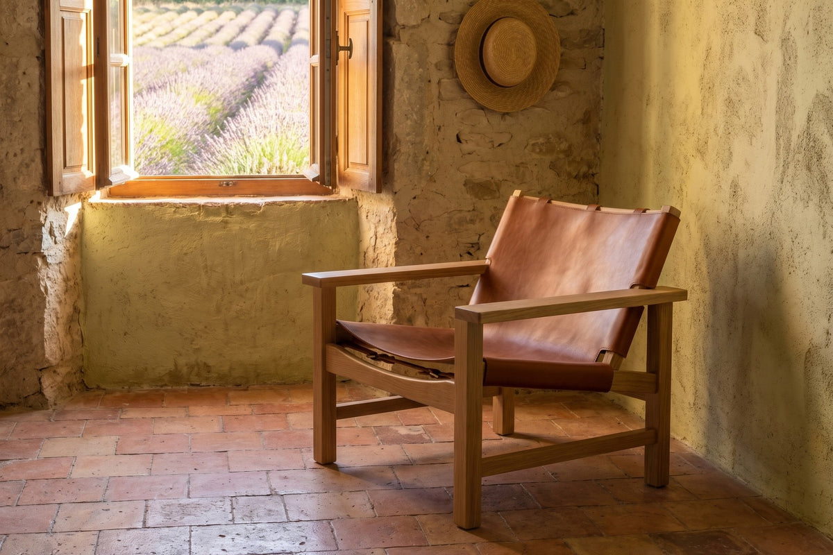 Lourmarin Leather Sling Chair – Solid Oak Frame, Wide Flat Arms, Brass Buckles