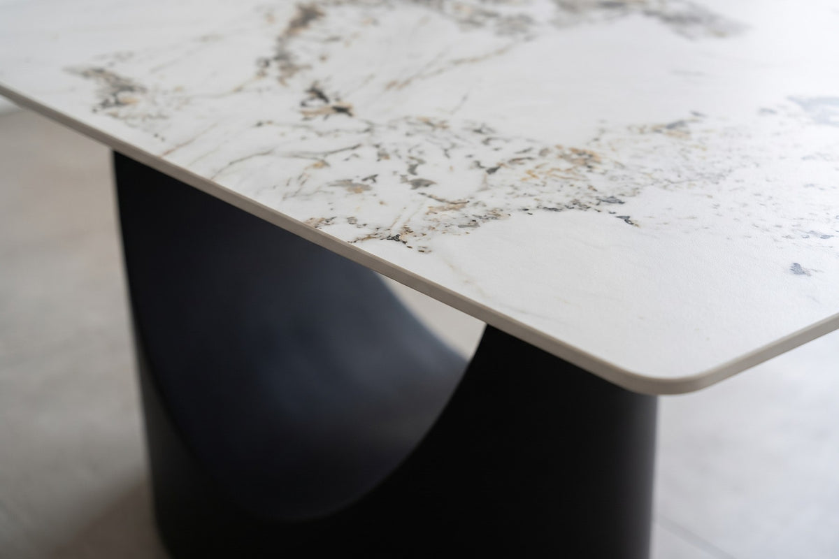 Close-up of the Rivoli table's white sintered stone top with grey and gold veining