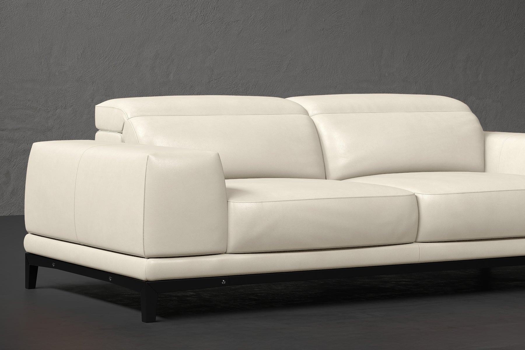 Brun Leather Sofa with Adjustable Headrests